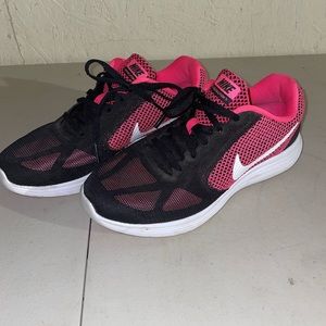 Nike Revolution Sneakers for Women 819-303-600 Sz 9 Black and Hyper Pink
